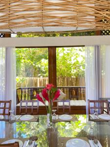 长滩岛Harlan Beach Villa Boracay的用餐室,配有花瓶桌子