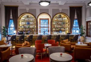 开普敦泰姬开普敦酒店的一间带桌椅的餐厅和一间酒吧