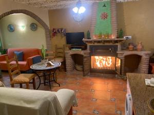 HinojaresApartamentos La Granja的客厅设有壁炉和电视。