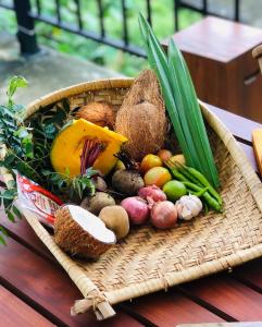 埃拉Downtown Hostel Ella的桌上装满水果和蔬菜的篮子