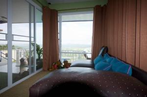 考科摩尔布里度假酒店的一间卧室设有一张床和一个大窗户