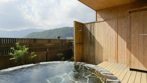 富士河口湖广隆酒店的房屋甲板上的热水浴池