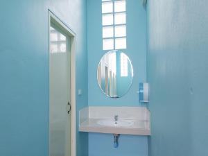 考索Khao Sok Backpacker Hostel的蓝色的浴室设有水槽和镜子
