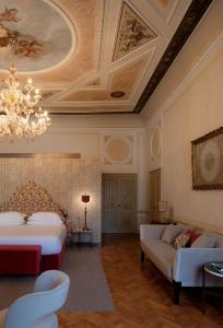 威尼斯Palazzo Maria Formosa的一间带两张床和一张沙发的客厅