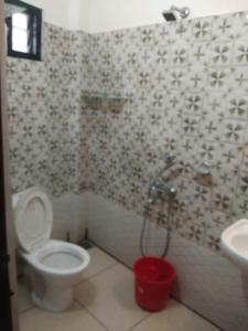埃尔讷古勒姆HISHAM SUITES的一间带卫生间和水槽的浴室