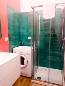 那不勒斯Hotel Ausonia的浴室设有洗衣机和绿色瓷砖。