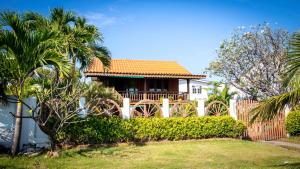 班武里府SeeSea Thai wooden house on beachfront的一座带门和栅栏的房子