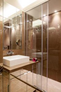 威尼斯Palazzo Maria Formosa的浴室配有白色水槽和淋浴。