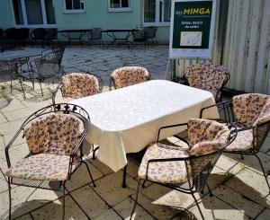 慕尼黑myMINGA4 - Hotel & serviced Apartments的桌椅和白色桌椅