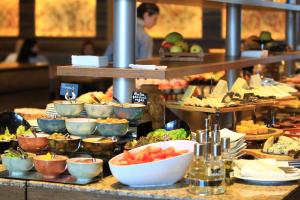 古多里古柯里马可波罗酒店的自助餐,包括食物和碗