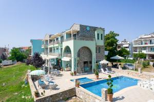利迈纳里亚Villa Anthelion的度假村内带游泳池的别墅