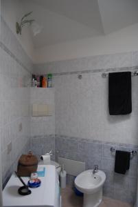 卡拉赛达casa vacanze calasetta的一间带卫生间和水槽的浴室