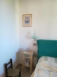 卡拉赛达casa vacanze calasetta的一间卧室配有一张床和一张小桌子