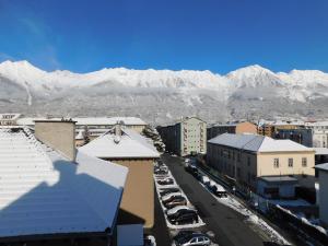 因斯布鲁克BinderS Budget City-Mountain Hotel的享有雪覆盖的群山的城市空中景致