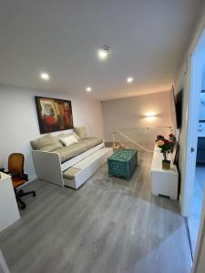 圣塞巴斯蒂安德洛斯雷耶斯Duplex acogedor y cómodo的客厅配有床和桌子