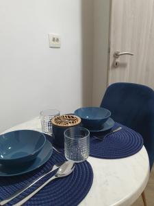 卢布尔雅那Ljubljana Center Budget Apartment的一张桌子上摆着蓝色的盘子和餐具