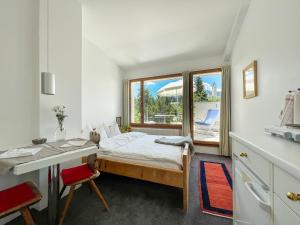 弗利姆斯卡萨拉斯卡格利亚斯酒店的一间卧室配有一张床、一张书桌和一个窗户。