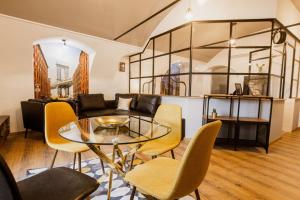 圣安德烈Dunakavics XIII Apartman的客厅配有玻璃桌和椅子
