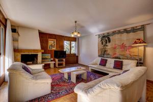 拉茨欧马兹Appartement Valena 5的客厅配有2张白色沙发和壁炉