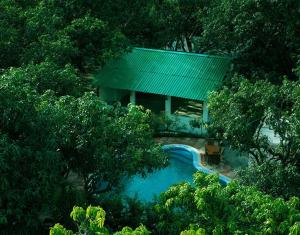 兰纳加Hotel Holiday Highlights的享有带游泳池的别墅的顶部景致