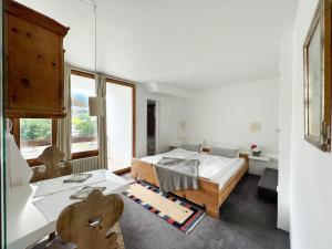 弗利姆斯卡萨拉斯卡格利亚斯酒店的一间卧室配有一张床、一张书桌和窗户。