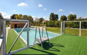LabicoPatrizio Country House的游泳池旁带椅子的天井