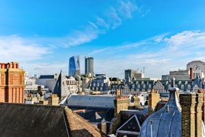 伦敦The Z Hotel Covent Garden的享有城市天际线美景,设有建筑