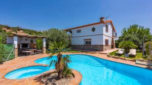 安特克拉Casa Rural Lo Pinto Antequera - La Higuera by Ruralidays的一座带游泳池和房子的别墅