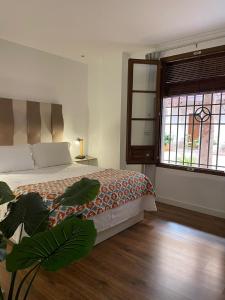 阿尔玛格鲁Hotel QB Almagro Centro的一间卧室设有一张床和一个大窗户