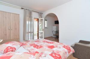 拉巴克Apartments Plominska 938的一间卧室配有红色和白色枕头的床