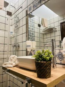 阿尔玛格鲁Hotel QB Almagro Centro的木制柜台上带大浴缸的浴室