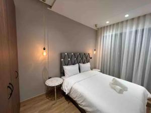 卡萨布兰卡Val Fleuri-Brand new & Modern w amazing view的卧室配有一张白色的大床和一张桌子