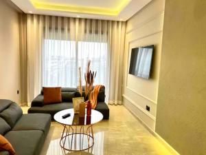 卡萨布兰卡Val Fleuri-Brand new & Modern w amazing view的客厅配有沙发和桌子