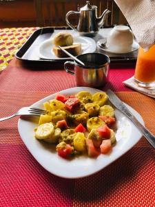 BuhomaBwindi Forest Lodge的桌上的一块食物,上面有土豆和蔬菜