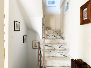 希洪Casa Román III的房屋内的楼梯,铺有大理石地板,拥有白色的墙壁