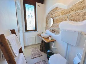 奇尼斯da Mumminedda的浴室配有白色水槽和石墙