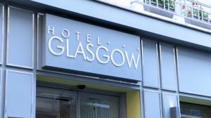 巴黎Hotel Glasgow Monceau by Patrick Hayat的一座酒店大楼的一侧的标志