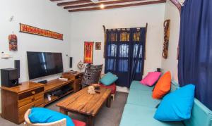南威Majani Breeze的客厅配有蓝色的沙发和电视