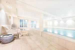 阿克斯姆Hotel Parkresidenz Christian VIII的一个带桌椅的客房内的游泳池