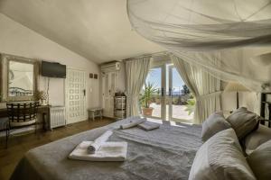 卡尔佩Apartment Brisa - PlusHolidays的一间卧室设有一张大床和大窗户