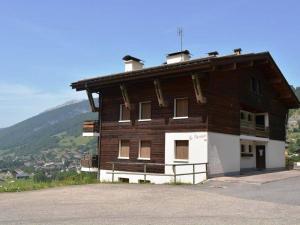 大博尔南Appartement Le Grand-Bornand, 5 pièces, 8 personnes - FR-1-241-197的一座大木房子,背景是一座山