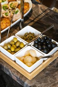 蒂米什瓦拉Hotel Stein Collection的桌上放有橄榄和其他食物