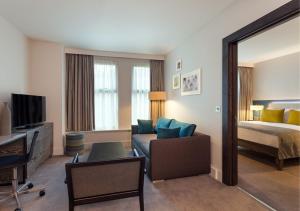 伦敦斯黛桥套房伦敦 - 沃克斯豪尔酒店的酒店客房设有床和客厅。