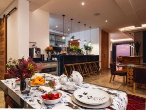 赫曼努斯Boutique Ocean Views - incorporating Wendy's的厨房以及带餐桌和食物的用餐室。