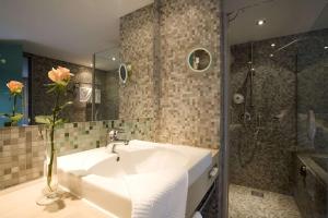 不莱梅大西洋宇宙酒店的一间带水槽和淋浴的浴室