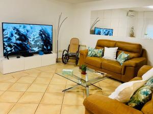 纳瓦尔卡内罗Casa Rustica con Encanto的客厅配有2张沙发和1台平面电视