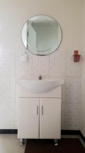 巴图Villa Tiga Dara Batu的浴室设有白色水槽和镜子