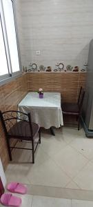 拉巴特Dar Ba Brahim的一间带桌子和两把椅子的用餐室