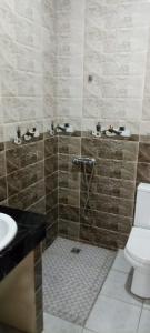 拉巴特Dar Ba Brahim的带淋浴、卫生间和盥洗盆的浴室
