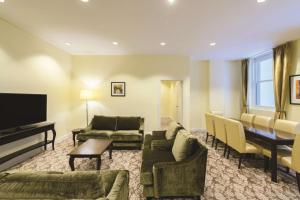 墨尔本墨尔本汇合酒店的带沙发和平面电视的客厅